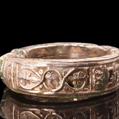 SELJUK / AYYUBID SILVER BRACELET 约。公元11-12世纪。 
一个环形类型的空心银手镯，具有一个圆形的柄，中间的球体有一个玫瑰花&hellip;