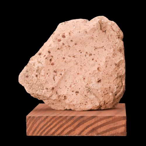 ROMAN TERRACOTTA BRICK WITH STAMP ON STAND Ca. 100-300 D.C. 
Fragmento de forma &hellip;