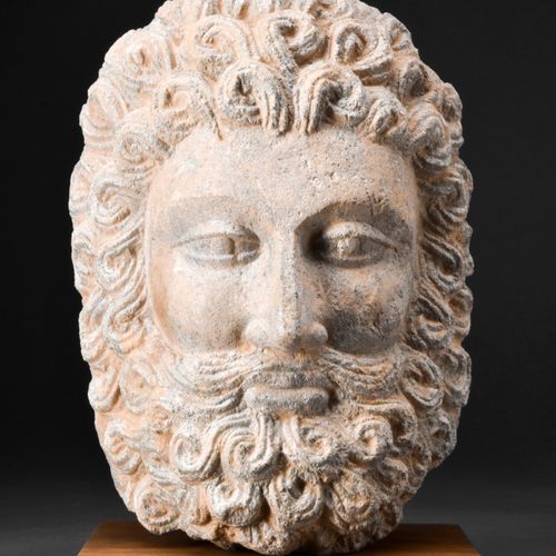 GANDHARAN HEAD OF HERCULES 约。公元100-200年。 
一个片岩材质的海格力斯头像，面部特征雕刻精细，从带有厚重眼皮的杏仁形眼睛，到&hellip;