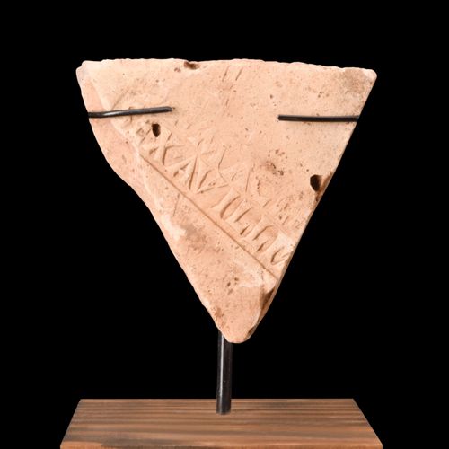 ROMAN TERRACOTTA BRICK WITH STAMP ON STAND Ca. 100-300 APR. 
Fragment de brique &hellip;