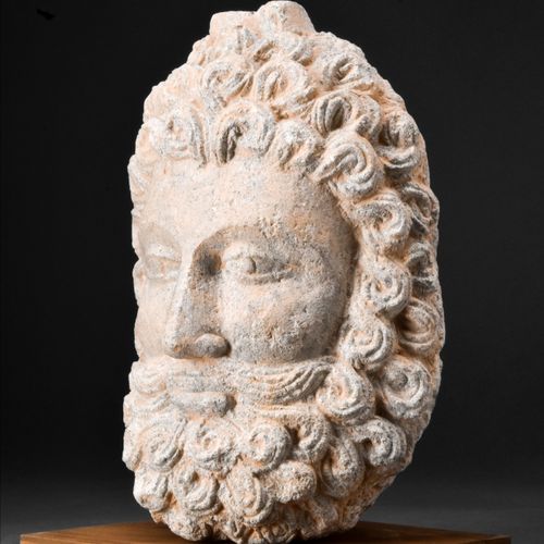 GANDHARAN HEAD OF HERCULES Ca. 100-200 APR. 
Tête d'Hercule en schiste aux trait&hellip;