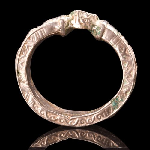 SELJUK / AYYUBID SILVER BRACELET Ca. 11.-12. Jahrhundert n. Chr. 
Ringförmiger, &hellip;