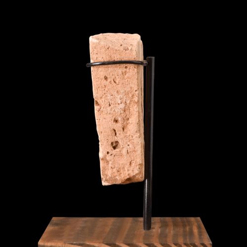 ROMAN TERRACOTTA BRICK WITH STAMP ON STAND Ca. 100-300 N. CHR. 
Ein dreieckiges &hellip;