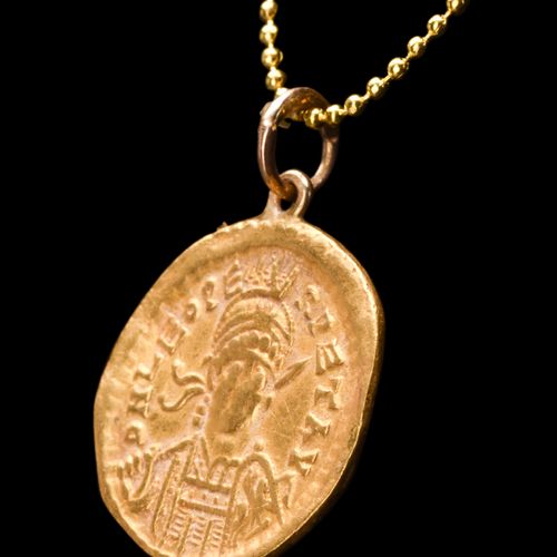 BYZANTINE GOLD SOLIDUS OF EMPEROR LEO COIN PENDANT 约。公元457-474年。 
这枚硬币的正面描绘的是利奥一&hellip;