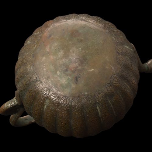 TIMURID BRONZE TEAPOT Ca. XIVe siècle de notre ère. 
Théière en bronze au corps &hellip;