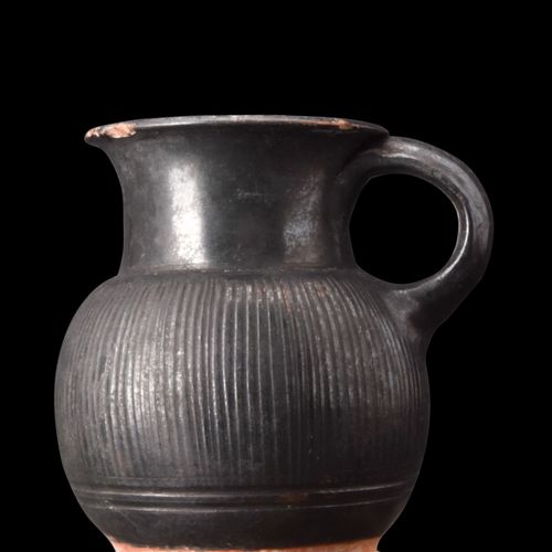 GREEK GNATHIAN WARE RIBBED CUP Ca. 400-300 AV. 
Ce récipient à boire se compose &hellip;