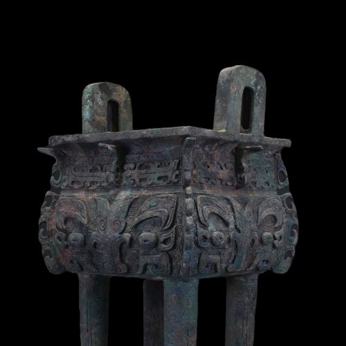 CHINESE BRONZE DING VESSEL - WITH XRF REPORT Tarda dinastia Shang, ca. 1300-1100&hellip;