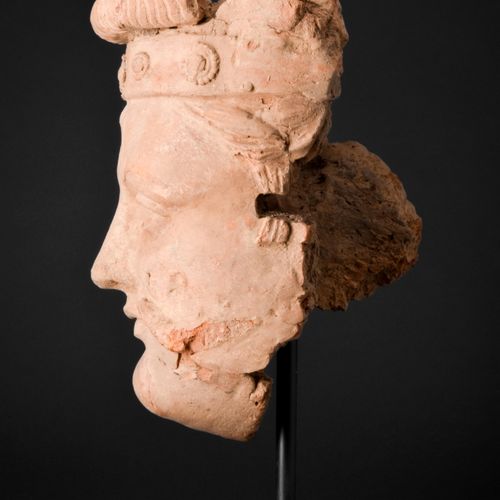GANDHARAN TERRACOTTA HEAD OF A BODHISATTVA - TL TESTED Ca. 200-400 APR. 
Tête de&hellip;