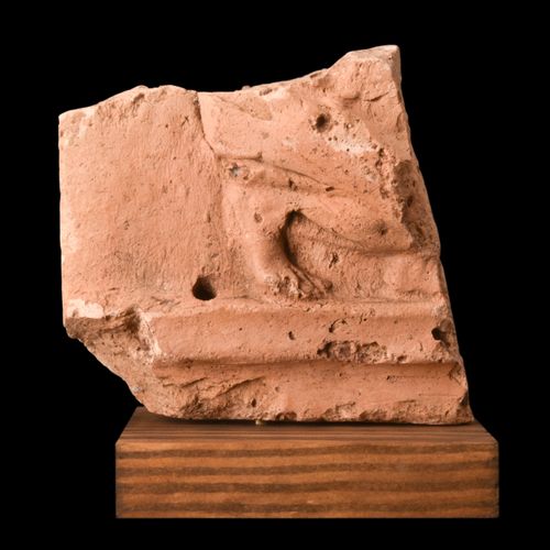 ROMAN TERRACOTTA PLAQUE WITH GRYPHON BACKPART Ca. 100-300 APR. 
Fragment de plaq&hellip;