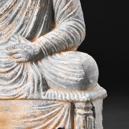 GANDHARAN SCHIST SEATED BUDDHA 约。公元200-300年。 
雕刻的佛像是一件精致的杰作，散发着宁静和安详的气息。佛陀坐在一个雄伟&hellip;
