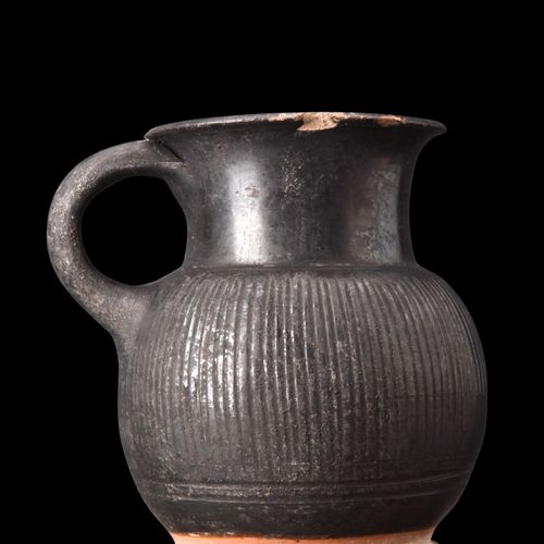 GREEK GNATHIAN WARE RIBBED CUP Ca. 400-300 V. CHR. 
Trinkgefäß mit kurzem, konka&hellip;
