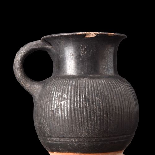 GREEK GNATHIAN WARE RIBBED CUP 约。公元前400-300年。 
饮酒器，短凹底，中央有凹槽，球状器身，圆柱形的颈部外翻，形成宽大的&hellip;