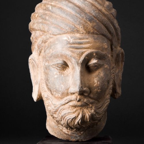 GANDHARAN SCHIST HEAD OF A NOBLEMAN 约。公元200-300年或之后。 
这是一个令人着迷的贵族头像，是一件令人惊叹的艺术杰作&hellip;