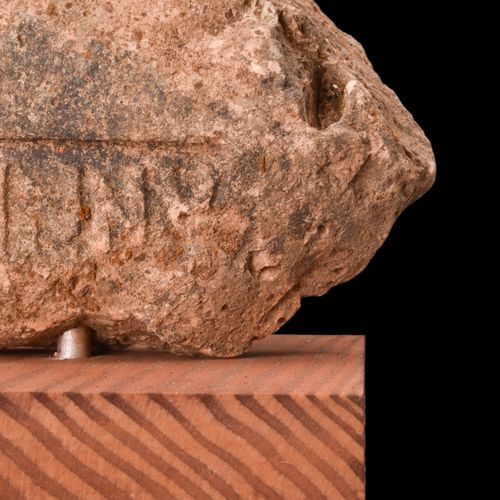 ROMAN TERRACOTTA BRICK WITH STAMP ON STAND Ca. 100-300 D.C. 
Frammento di matton&hellip;