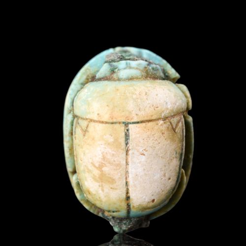 EGYPTIAN STEATITE THUTMOSE SCARAB 约。公元前1504-1450年。 
这个绿色釉面的硬玉猩红石刻有第18王朝的图特摩斯三世的图&hellip;