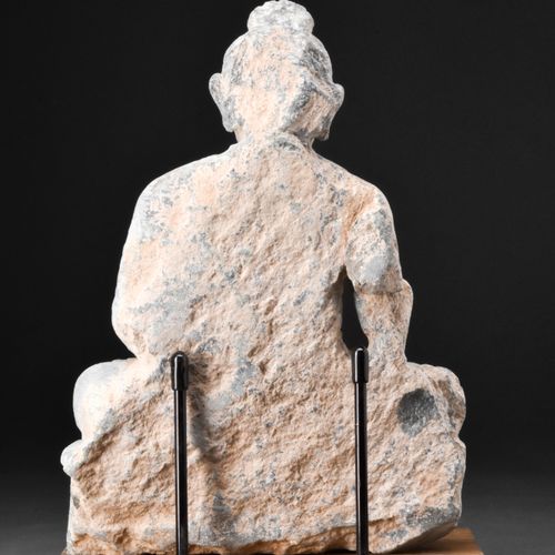 GANDHARAN SCHIST SEATED BUDDHA Ca. 200-300 N. CHR. 
Ein geschnitzter sitzender B&hellip;