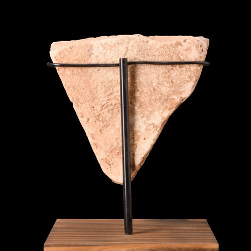 ROMAN TERRACOTTA BRICK WITH STAMP ON STAND Ca. 100-300 N. CHR. 
Ein dreieckiges &hellip;