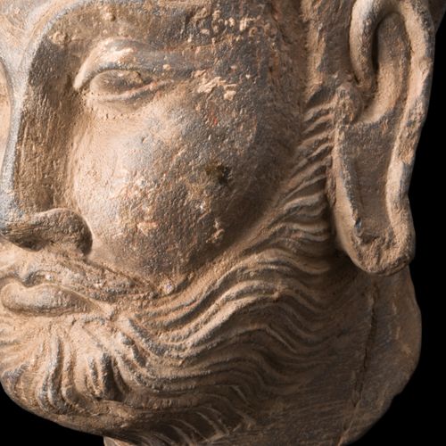 GANDHARAN SCHIST HEAD OF A NOBLEMAN 约。公元200-300年或之后。 
这是一个令人着迷的贵族头像，是一件令人惊叹的艺术杰作&hellip;