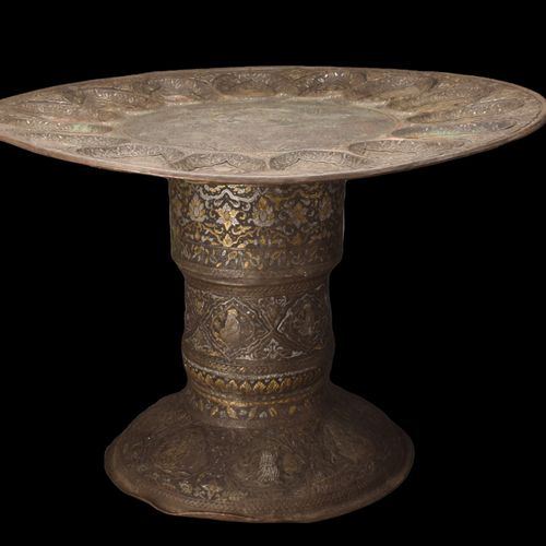 LARGE COPPER TRAY STAND WITH GILDED SILVER AND GOLD FIGURES 萨法维或莫卧儿时期，约公元17世纪。 
&hellip;