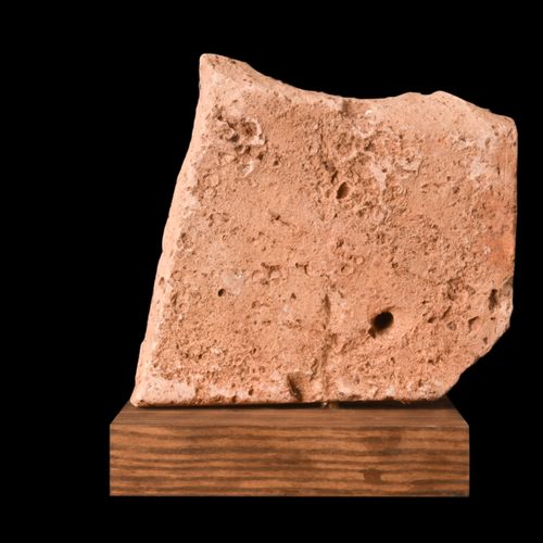 ROMAN TERRACOTTA PLAQUE WITH GRYPHON BACKPART 约。公元100-300年。 
一块陶板碎片，上面装饰着醒目的麒麟背部&hellip;