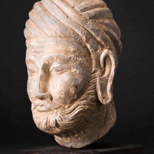 GANDHARAN SCHIST HEAD OF A NOBLEMAN Ca. 200-300 n. Chr. Oder später. 
Ein faszin&hellip;