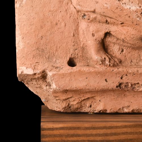 ROMAN TERRACOTTA PLAQUE WITH GRYPHON BACKPART Ca. 100-300 APR. 
Fragment de plaq&hellip;