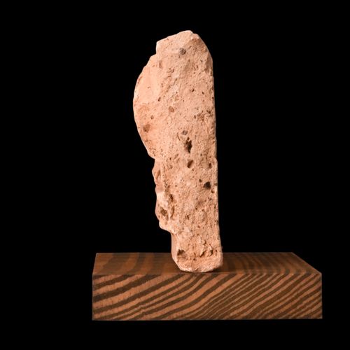 ROMAN TERRACOTTA PLAQUE WITH GRYPHON BACKPART 约。公元100-300年。 
一块陶板碎片，上面装饰着醒目的麒麟背部&hellip;