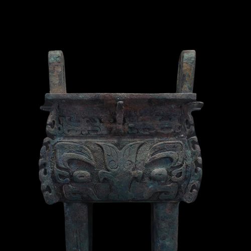 CHINESE BRONZE DING VESSEL - WITH XRF REPORT 商代晚期，约。公元前1300-1100年。 
一个青铜大锅，一般被称为&hellip;
