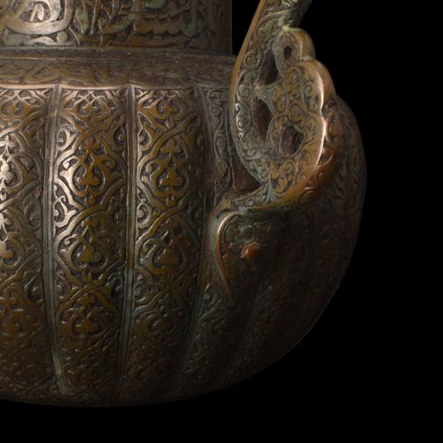 TIMURID BRONZE TEAPOT 约。公元14世纪。 
一个青铜茶壶，有一个球状的下半身，很好地装饰了垂直的肋骨，增加了纹理和视觉效果。管状的颈部有一&hellip;