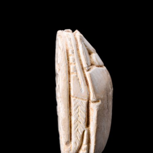EGYYPTIAN STEATITE SCARAB 约。公元前1938-1292年。 
一个精致的硬玉石疤痕虫，具有自然的特征，包括有刻线标记的狡猾的眼睛和前胸&hellip;