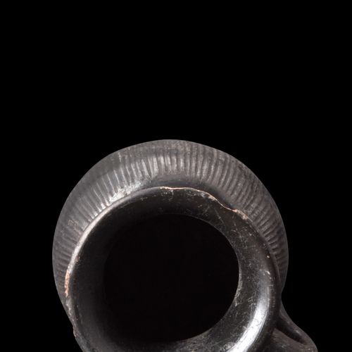 GREEK GNATHIAN WARE RIBBED CUP 约。公元前400-300年。 
饮酒器，短凹底，中央有凹槽，球状器身，圆柱形的颈部外翻，形成宽大的&hellip;