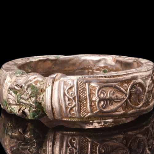 SELJUK / AYYUBID SILVER BRACELET 约。公元11-12世纪。 
一个环形类型的空心银手镯，具有一个圆形的柄，中间的球体有一个玫瑰花&hellip;