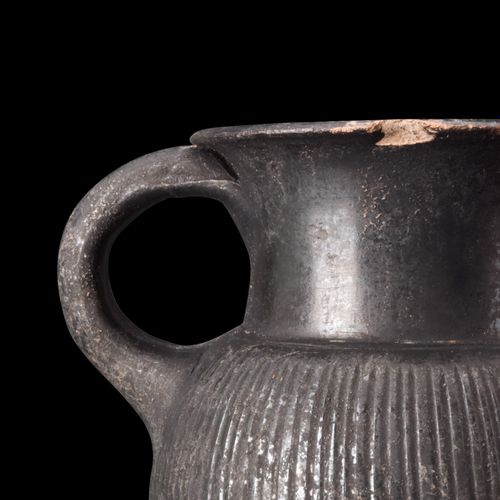 GREEK GNATHIAN WARE RIBBED CUP Ca. 400-300 V. CHR. 
Trinkgefäß mit kurzem, konka&hellip;