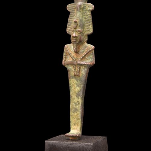 EGYPTIAN BRONZE OSIRIS FIGURE 晚期王朝时期，约公元前664-332年。 
奥西里斯的青铜像，呈木乃伊状，手持羊角锤和连枷。他蓄着神&hellip;