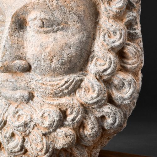 GANDHARAN HEAD OF HERCULES Ca. 100-200 D.C. 
Testa di Ercole in scisto con tratt&hellip;
