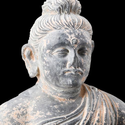 GANDHARAN SCHIST SEATED BUDDHA Ca. 200-300 D.C. 
El Buda sedente tallado es una &hellip;