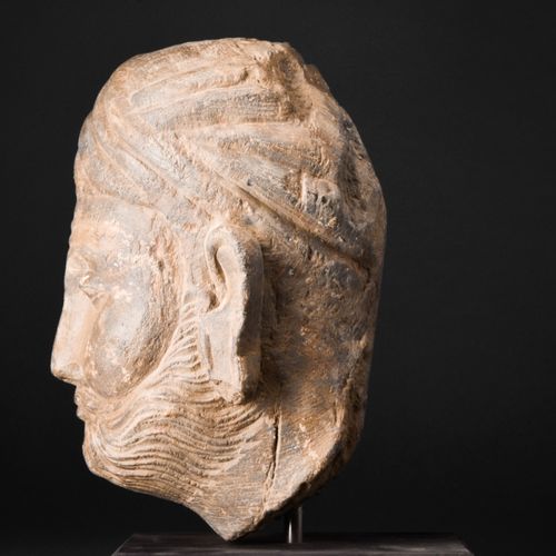 GANDHARAN SCHIST HEAD OF A NOBLEMAN Ca. 200-300 après J.-C. Ou plus tard. 
Cette&hellip;