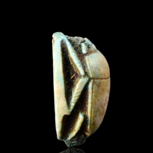 EGYPTIAN STEATITE THUTMOSE SCARAB Ca. 1504-1450 V. CHR. 
Dieser grün glasierte S&hellip;