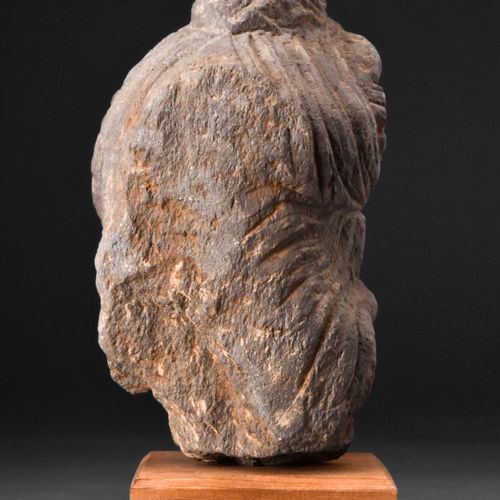 GANDHARAN DARK SCHIST HEAD OF BODHISATTVA Ca. 200-300 APR. 
Cette tête de bodhis&hellip;