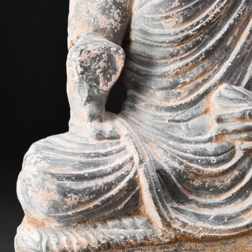 GANDHARAN SCHIST SEATED BUDDHA 约。公元200-300年。 
雕刻的佛像是一件精致的杰作，散发着宁静和安详的气息。佛陀坐在一个雄伟&hellip;