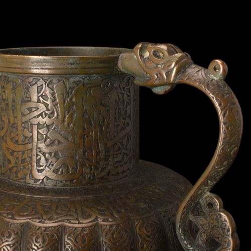 TIMURID BRONZE TEAPOT Ca. Siglo XIV d.C. 
Tetera de bronce con cuerpo inferior b&hellip;