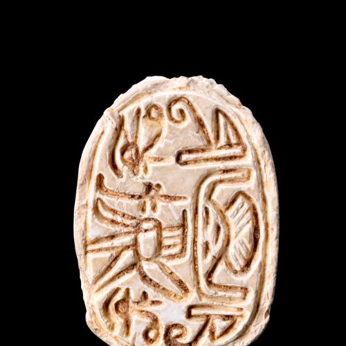 EGYYPTIAN STEATITE SCARAB 约。公元前1938-1292年。 
一个精致的硬玉石疤痕虫，具有自然的特征，包括有刻线标记的狡猾的眼睛和前胸&hellip;