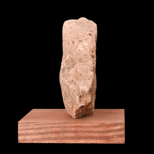 ROMAN TERRACOTTA BRICK WITH STAMP ON STAND 约。公元100-300年。 
这是一块形状不规则的赤土砖碎片，是一块经受住&hellip;