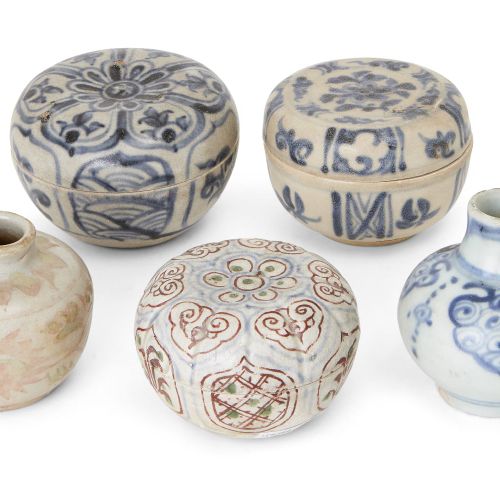 Null 五件中国和安南瓷器，15/16世纪，包括一个高6厘米的青花罐，三个直径6.5-8厘米的圆形盒子和盖子，以及一个高5.5厘米的绿红彩罐(5)

请参考部&hellip;