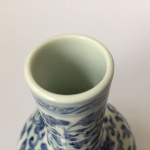 Null Petit vase bouteille "lotus" en porcelaine chinoise, marque Qianlong et de &hellip;