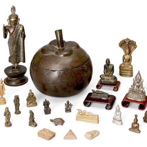 Null Un Bouddha debout en bronze birman, 20e siècle, 17,5 cm de haut, une boîte &hellip;