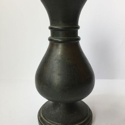 Null Vase chinois en bronze, XVIIe siècle, moulé avec un corps bulbeux en forme &hellip;