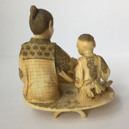 Null 三件日本象牙塑像和服，明治时期，约1900年，一对都描绘了一家人坐在一起享受晚餐的情景，每件都在底座上刻有Gyokushi；第三件描绘了留着Chonm&hellip;