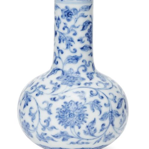Null Petit vase bouteille "lotus" en porcelaine chinoise, marque Qianlong et de &hellip;
