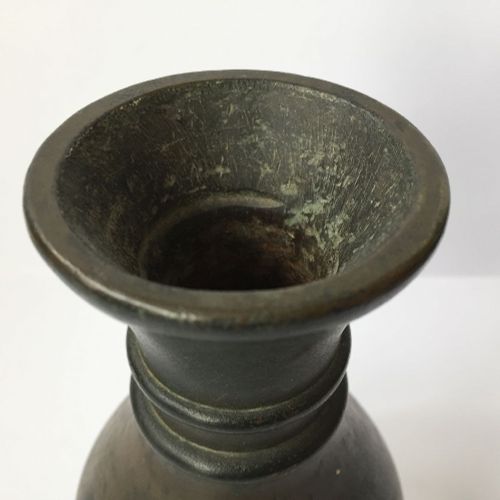 Null 中国青铜花瓶，17世纪，铸有球状的梨形瓶身，两条领带环绕着纤细的颈部，都放在一个平展的阶梯形脚上，高18厘米

品相报告 状况报告。总的来说，状态相当&hellip;